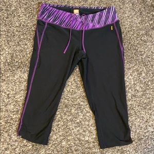 Lucy athletic capris size medium 16 in inseam